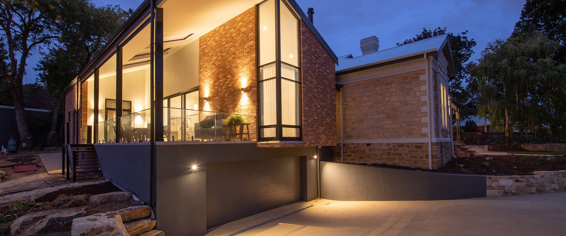 Modernes Wohnhaus mit warmem Licht bei Dämmerung